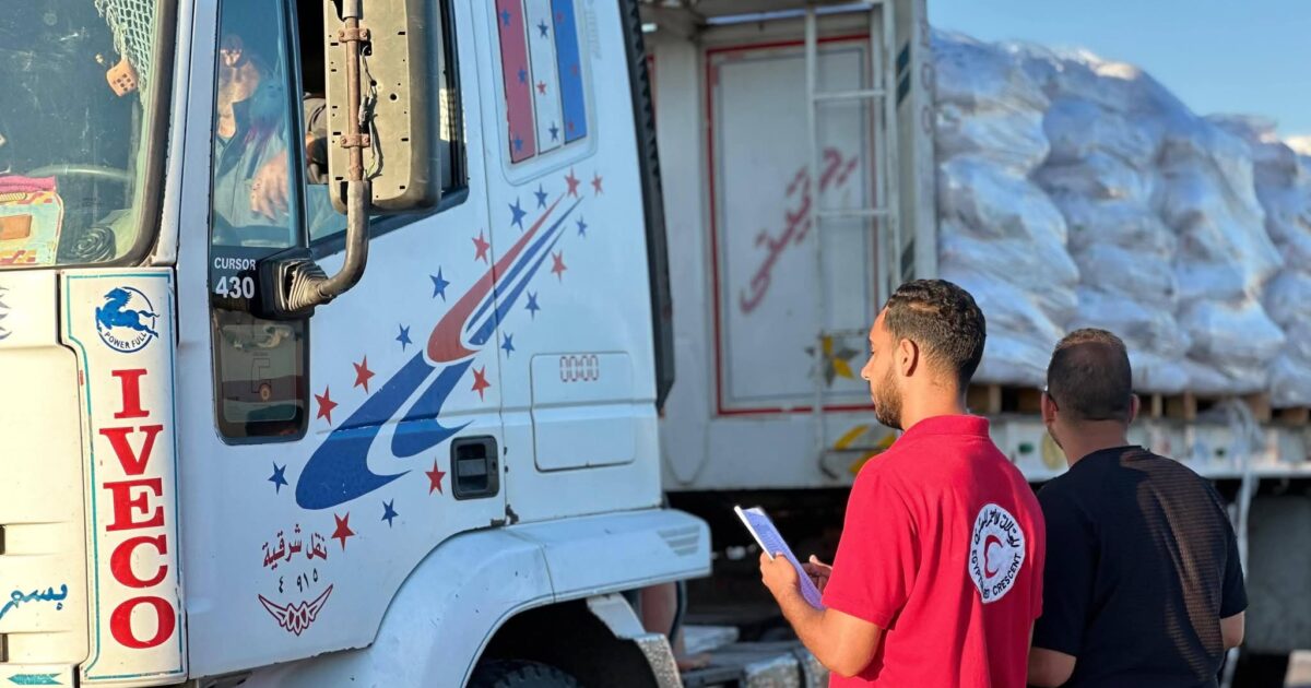 الهلال الأحمر المصري يطلق قافلة «زاد العزة» 219 المساعدات الإنسانية الشاملة لدعم الأشقاء الفلسطينيين