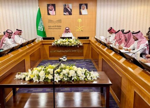 مدير تعليم الطائف يترأس إجتماع نادي المعلمين ويناقش مع تطوير الخطط التنفيذية