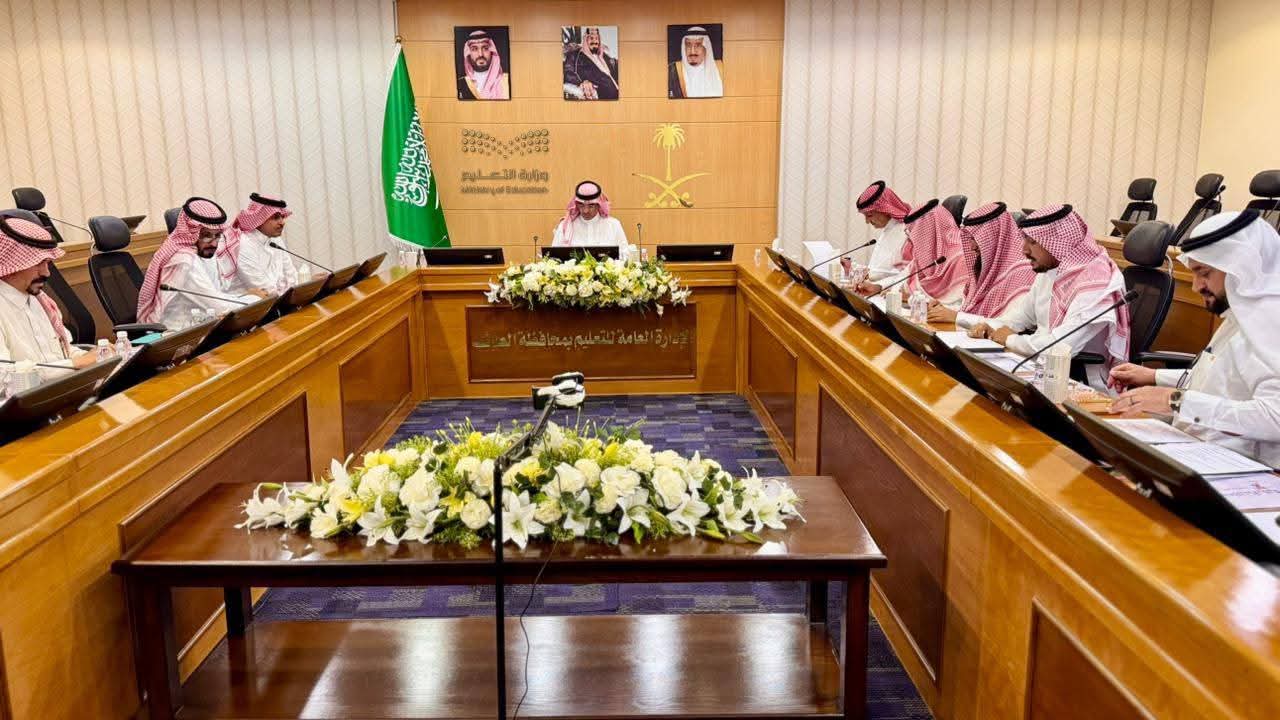 مدير تعليم الطائف يترأس إجتماع نادي المعلمين ويناقش مع تطوير الخطط التنفيذية