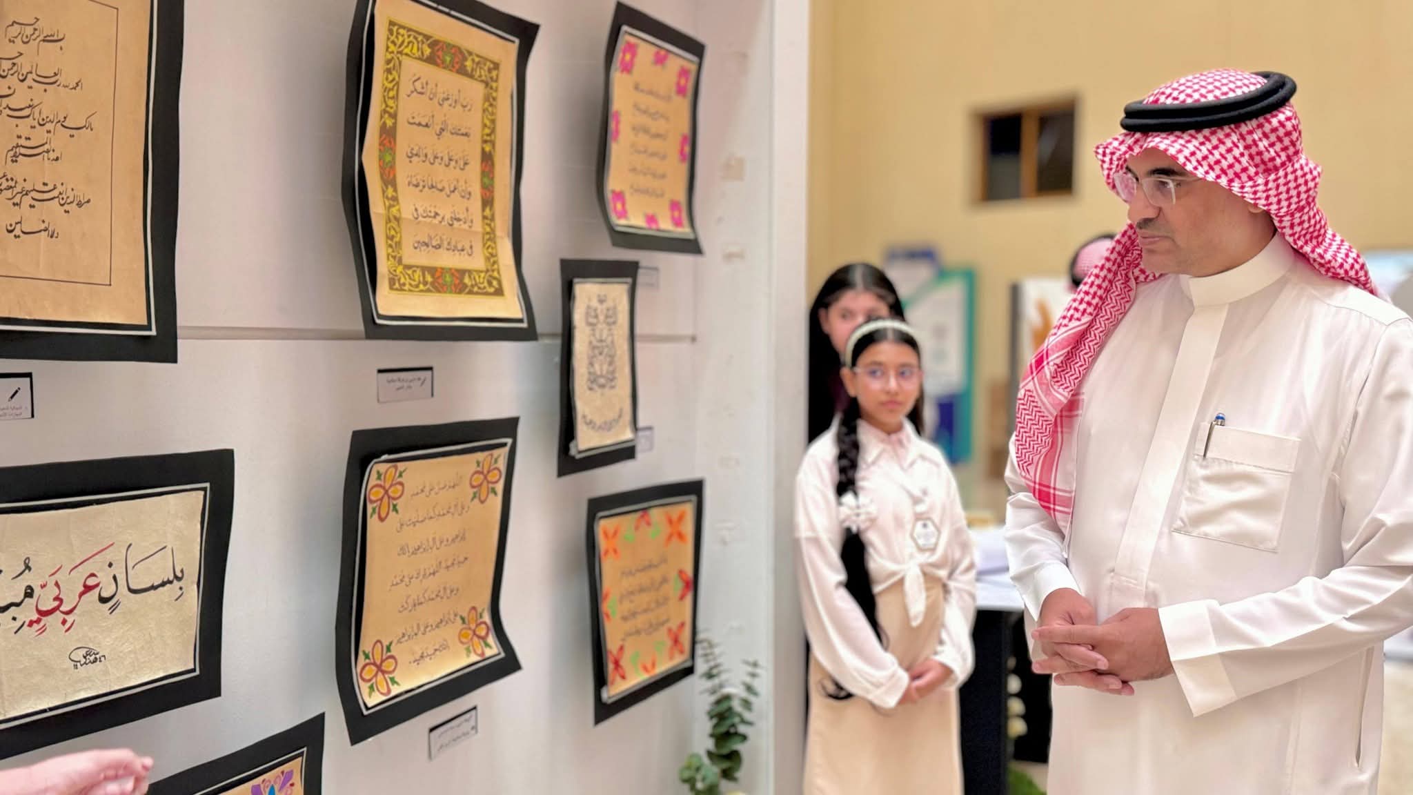 مدير عام التعليم بمحافظة الطائف يفتتح معرض الخط العربي والفنون التشكيلية