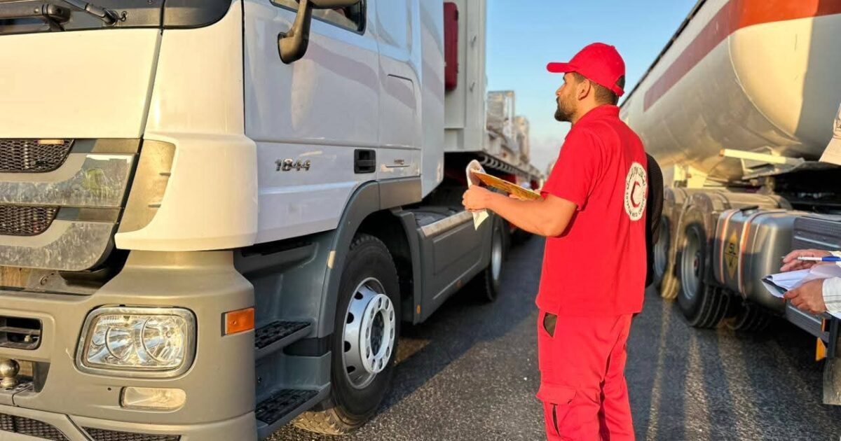 الهلال الأحمر المصري يطلق قافلة «زاد العزة» 221 بحمولة أكثر من ألفي طن من المساعدات الإنسانية الشاملة لدعم الأشقاء الفلسطينيين