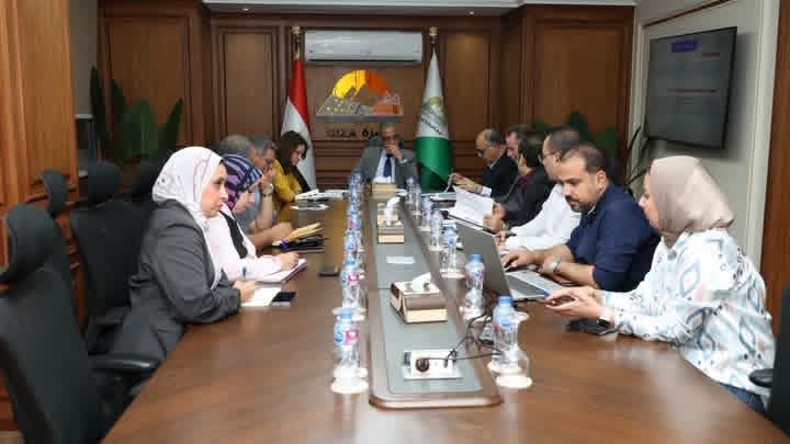 الأنصارى يتابع مستوى الأداء التنفيذي بحي جنوب الجيزة ويوجه باستمرار حملات طرق الأبواب لتوعية المواطنين بملفات التصالح