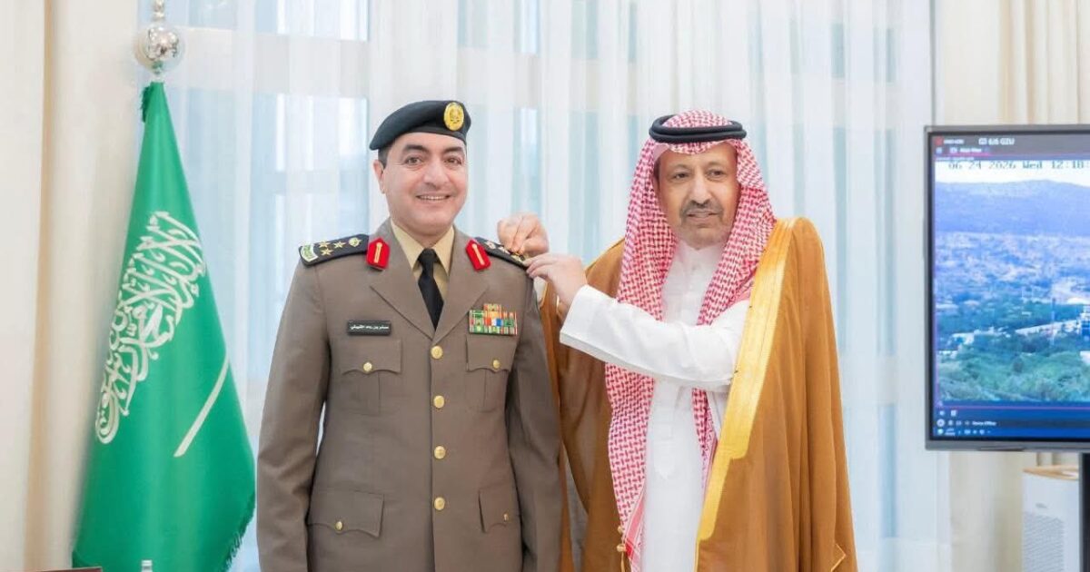 أمير الباحة يقلد مدير مرور المنطقة رتبته الجديدة
