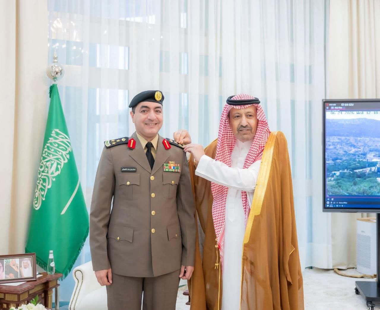 أمير الباحة يقلد مدير مرور المنطقة رتبته الجديدة