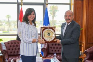 محافظ السويس يستقبل نبيلة مكرم لبحث مبادرات تنموية تخدم أبناء المحافظة