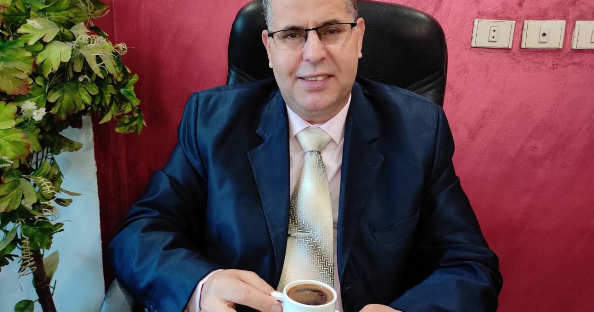 أصدقاء أيوب يهربون منه