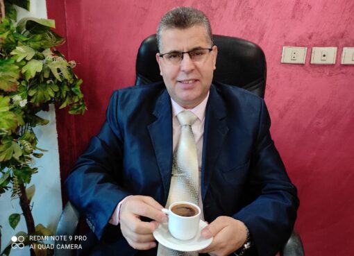 أصدقاء أيوب يهربون منه