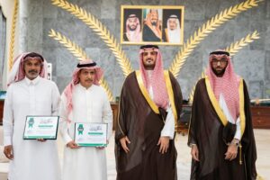 بالصور | محافظ الطائف يكرم "ثنائي اللوز البلدي" بعد توزيع 9 آلاف شتل2