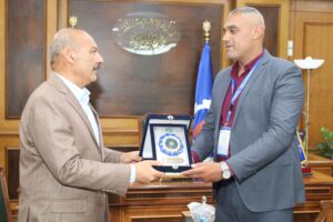 عاجل | محافظ السويس يكرم "بطل فيصل" بعد إنقاذه طفلين من الموت حرقاً