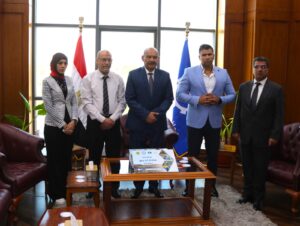 محافظ السويس يبدأ معركة استرداد حق الدولة.. بتسلم أول دفتر حصر