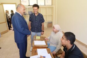 محافظ السويس للطلاب: "أنتوا مستقبل البلد".. ويتفقد امتحان العربي