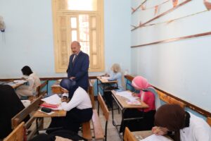 محافظ السويس للطلاب: "أنتوا مستقبل البلد".. ويتفقد امتحان العربي