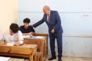 محافظ السويس للطلاب: "أنتوا مستقبل البلد".. ويتفقد امتحان العربي