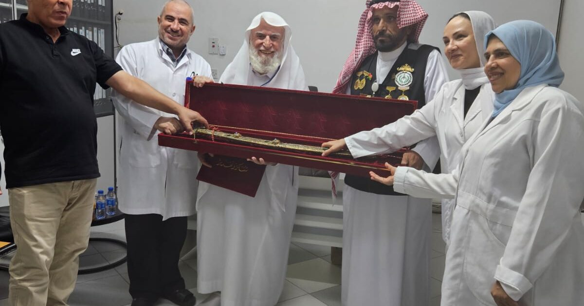 بالصور | تكريم الدكتور نظام الإدريسي وتسلم "سيف دمشقي".. جمعية الفضلي الهذلي في ضيافة مستشفى الحياة