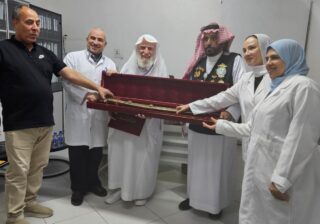 بالصور | تكريم الدكتور نظام الإدريسي وتسلم "سيف دمشقي".. جمعية الفضلي الهذلي في ضيافة مستشفى الحياة