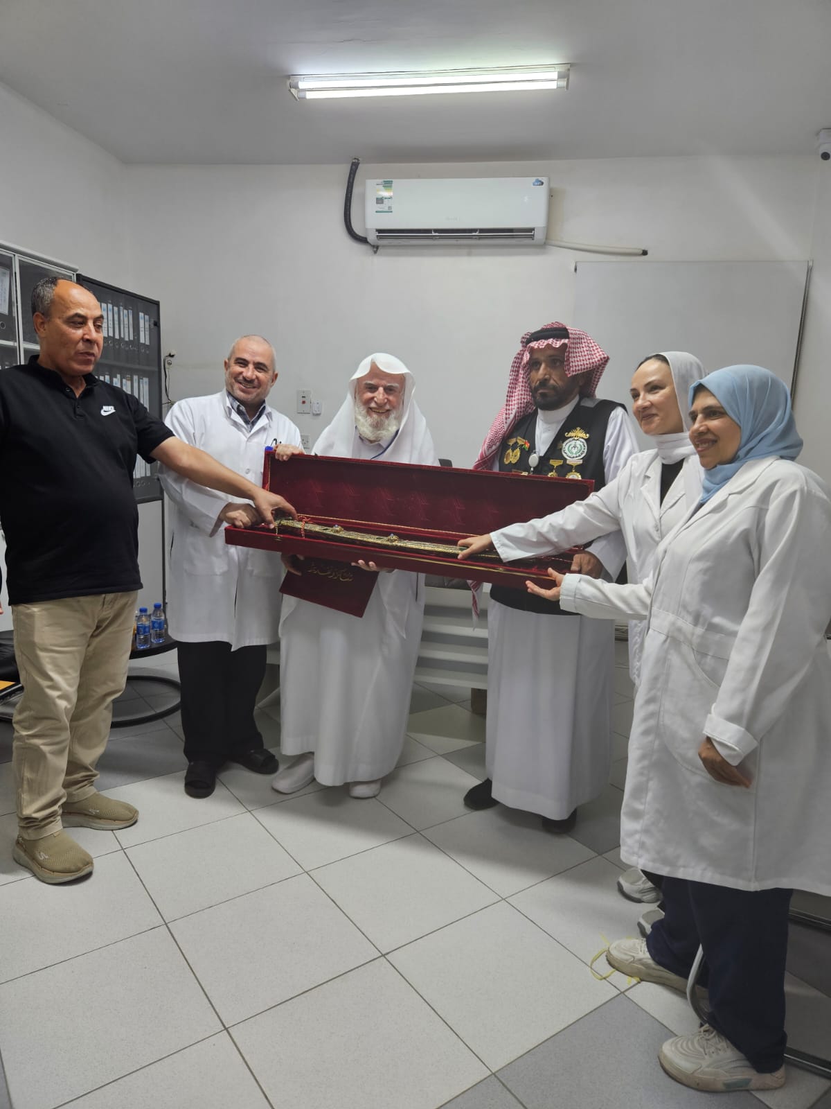 بالصور | تكريم الدكتور نظام الإدريسي وتسلم "سيف دمشقي".. جمعية الفضلي الهذلي في ضيافة مستشفى الحياة