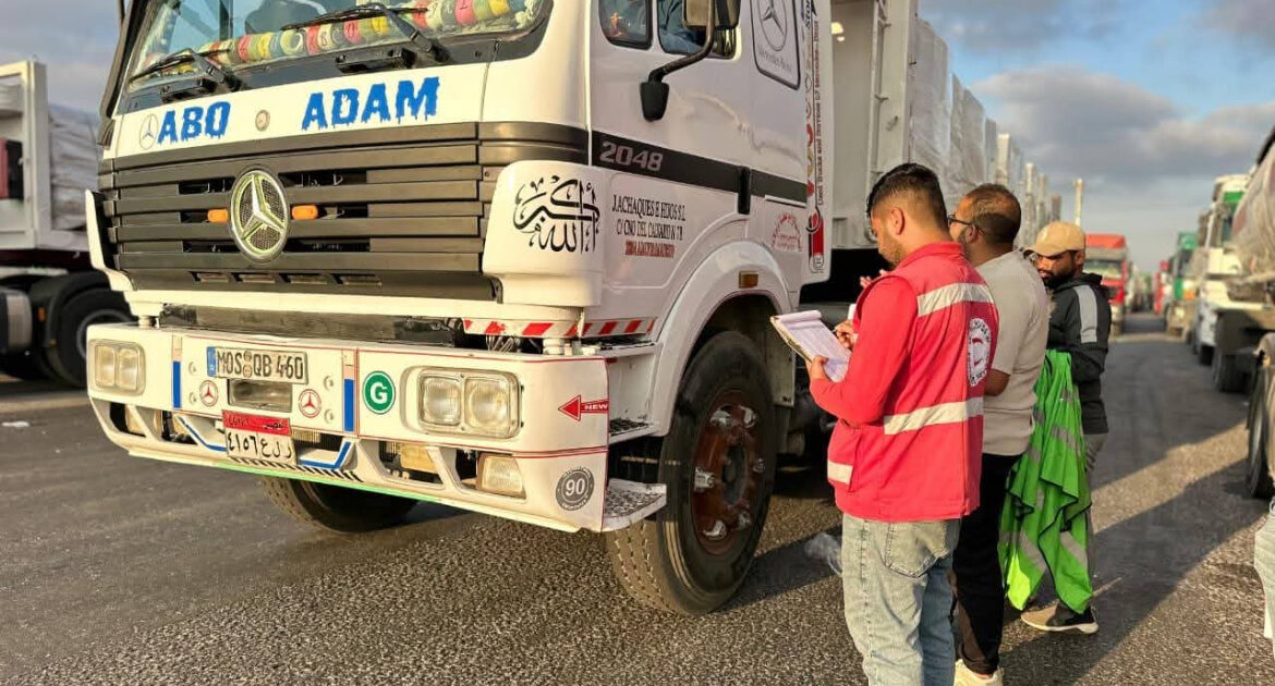 الهلال الأحمر يطلق قافلة زاد العزة لدعم غزة