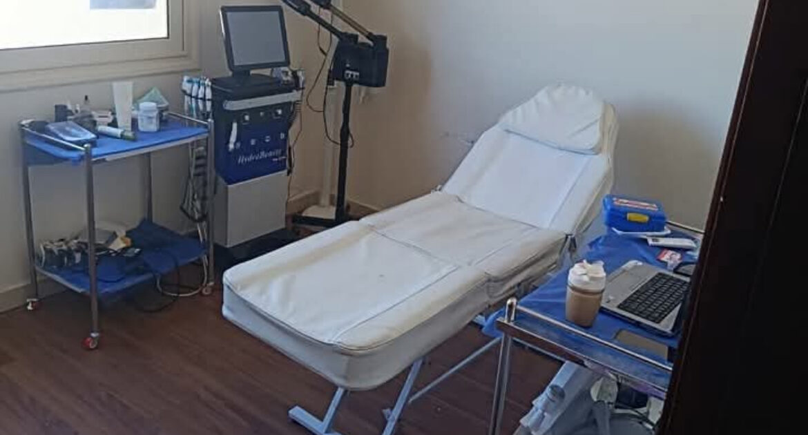 سقوط المزيفين.. إغلاق عيادة غير مرخصة وضبط منتحلتي صفة طبيب بالإسكندرية