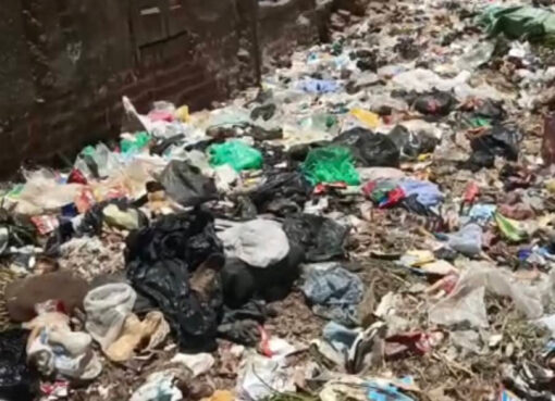 أهالي بندار الكرمانية بسوهاج يستغيثون بالمحافظ من تراكم القمامة وتعطل قنوات الشكاوى