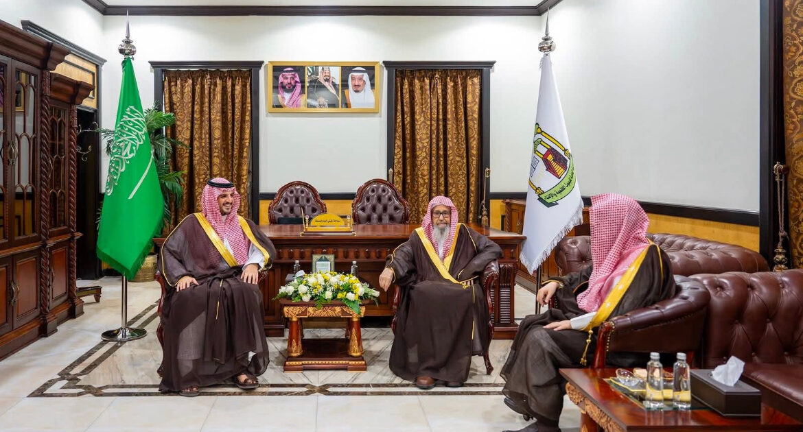 سمو محافظ الطائف يزور سماحة المفتي العام للمملكة بمقر الرئاسة العامة للبحوث العلمية والإفتاء بالطائف
