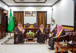 سمو محافظ الطائف يزور سماحة المفتي العام للمملكة بمقر الرئاسة العامة للبحوث العلمية والإفتاء بالطائف