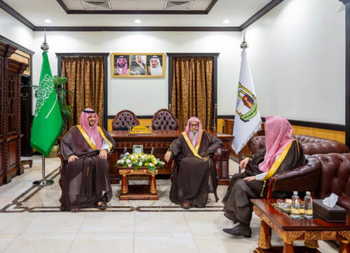 سمو محافظ الطائف يزور سماحة المفتي العام للمملكة بمقر الرئاسة العامة للبحوث العلمية والإفتاء بالطائف