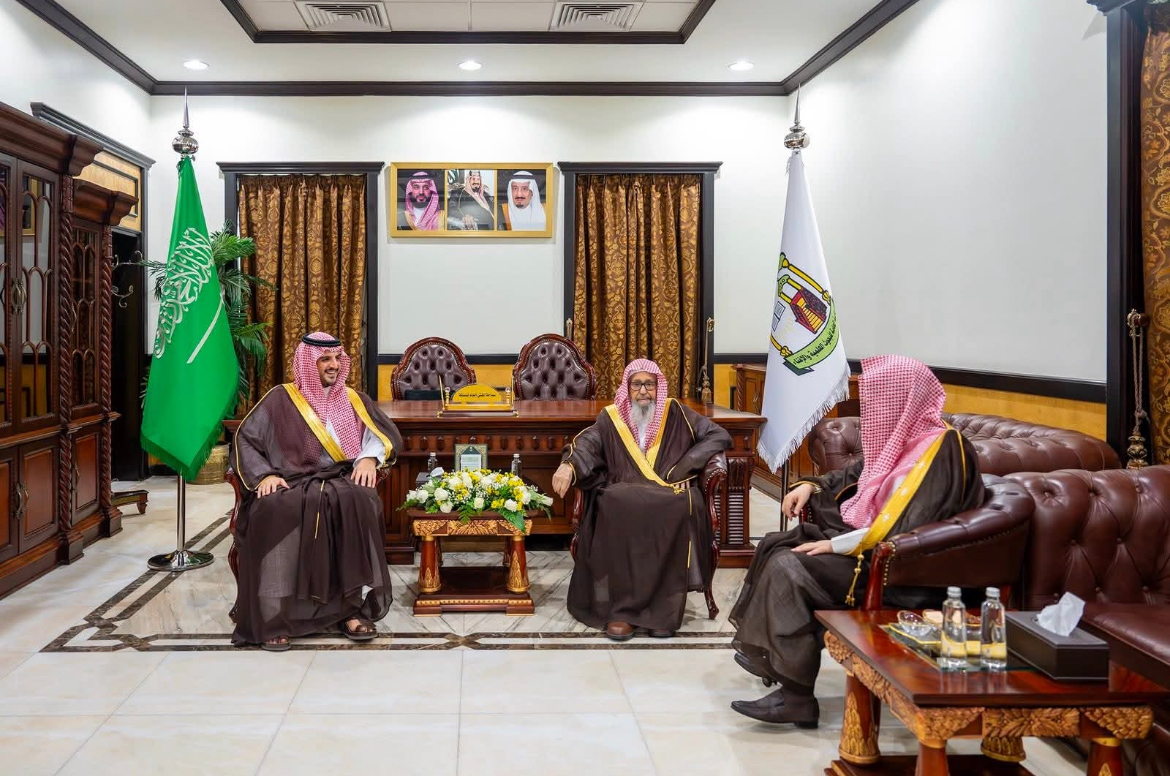 سمو محافظ الطائف يزور سماحة المفتي العام للمملكة بمقر الرئاسة العامة للبحوث العلمية والإفتاء بالطائف