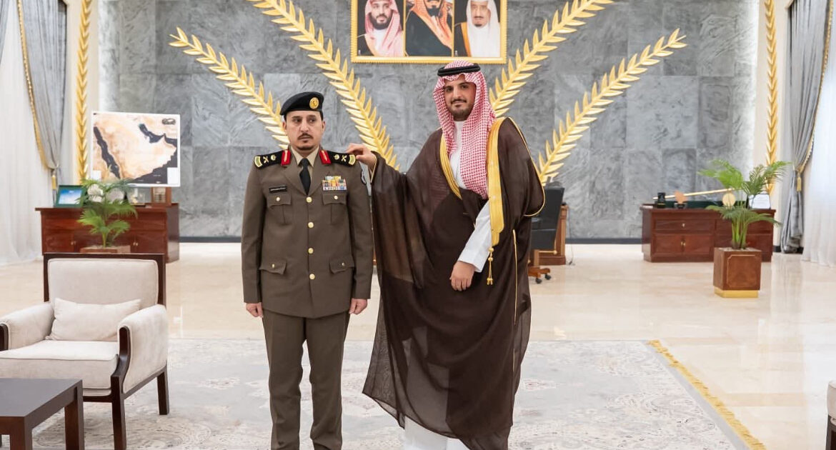 محافظ الطائف يقلد مدير شرطة المحافظة رتبته الجديدة