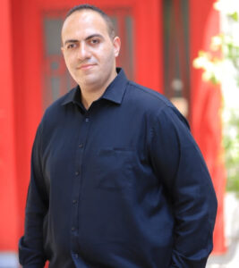 أعلن الإعلامي والصحفي عبدالحميد صالح تعرضه لتهديدات من أشخاص قال إن من بينهم رجل قانون ورجل أعمال، وذلك على خلفية عمله الصحفي وتناوله عددًا من القضايا التي تهم الرأي العام.وأكد عبدالحميد صالح أنه يحتفظ بكافة حقوقه القانونية، وأنه سيلجأ إلى الجهات المختصة إذا استدعى الأمر، مشددًا على أن احترام القانون وسيادة العدالة هما السبيل الوحيد لحماية الحقوق.وأضاف أن رسالته الإعلامية ستظل قائمة على المهنية، وتحري الدقة، واحترام القانون، بعيدًا عن أي ضغوط أو محاولات للتأثير على عمله الصحفي.واختتم تصريحاته قائلًا: "الكلمة الصادقة مسؤولية، والإعلام الحر يقوم على احترام القانون والالتزام بالحقيقة، وستظل مؤسسات الدولة هي الجهة المختصة بالنظر في أي ادعاءات أو وقائع."عبدالحميد صالح يكشف تعرضه لتهديدات