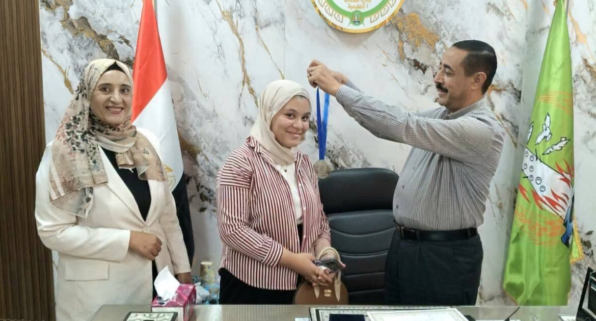 ريشة "سما" تحصد الفوز.. إدارة السادات التعليمية تكرم صاحبة المركز الثاني في مسابقة "لمحات من الهند"