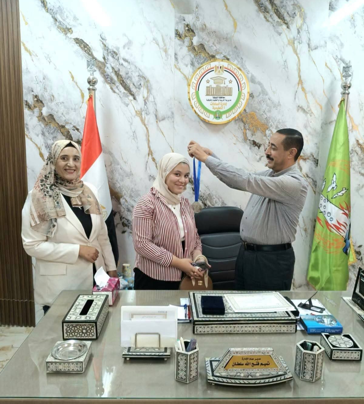 ريشة "سما" تحصد الفوز.. إدارة السادات التعليمية تكرم صاحبة المركز الثاني في مسابقة "لمحات من الهند"