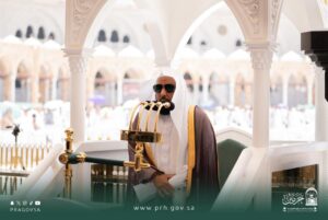 الجهني يؤم المصلين لصلاة الجمعة بالمسجد الحرام