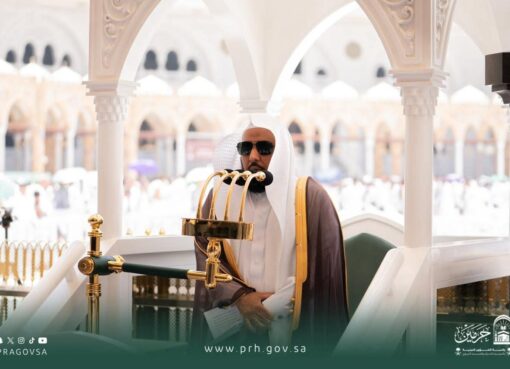 الجهني يؤم المصلين لصلاة الجمعة بالمسجد الحرام