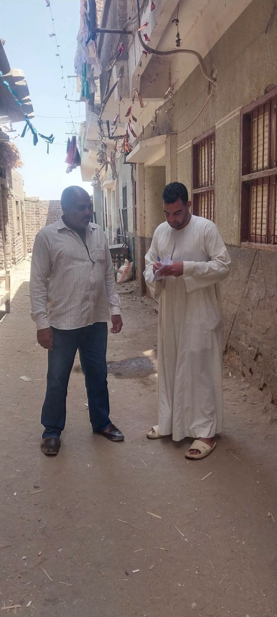 استمرار حملات "طرق الأبواب" بقرى مركز سوهاج لحث المواطنين على استكمال ملفات التصالح في مخالفات البناء