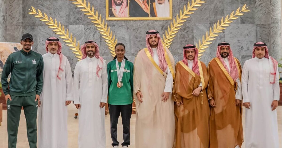 محافظ الطائف يكرّم اللاعبة مريم محجب لإنجازها في البطولة العربية لألعاب القوى