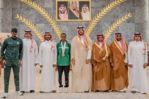 محافظ الطائف يكرّم اللاعبة مريم محجب لإنجازها في البطولة العربية لألعاب القوى