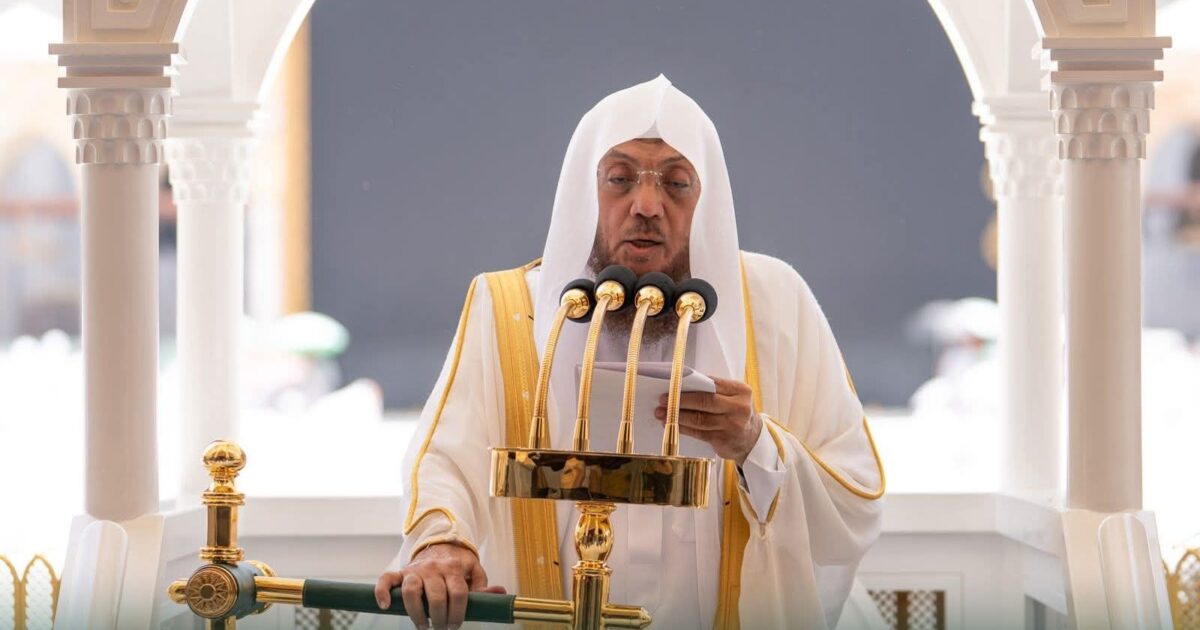 خياط يؤم المصلين لصلاة الجمعة بالمسجد الحرام