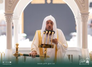 خياط يؤم المصلين لصلاة الجمعة بالمسجد الحرام