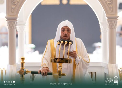خياط يؤم المصلين لصلاة الجمعة بالمسجد الحرام