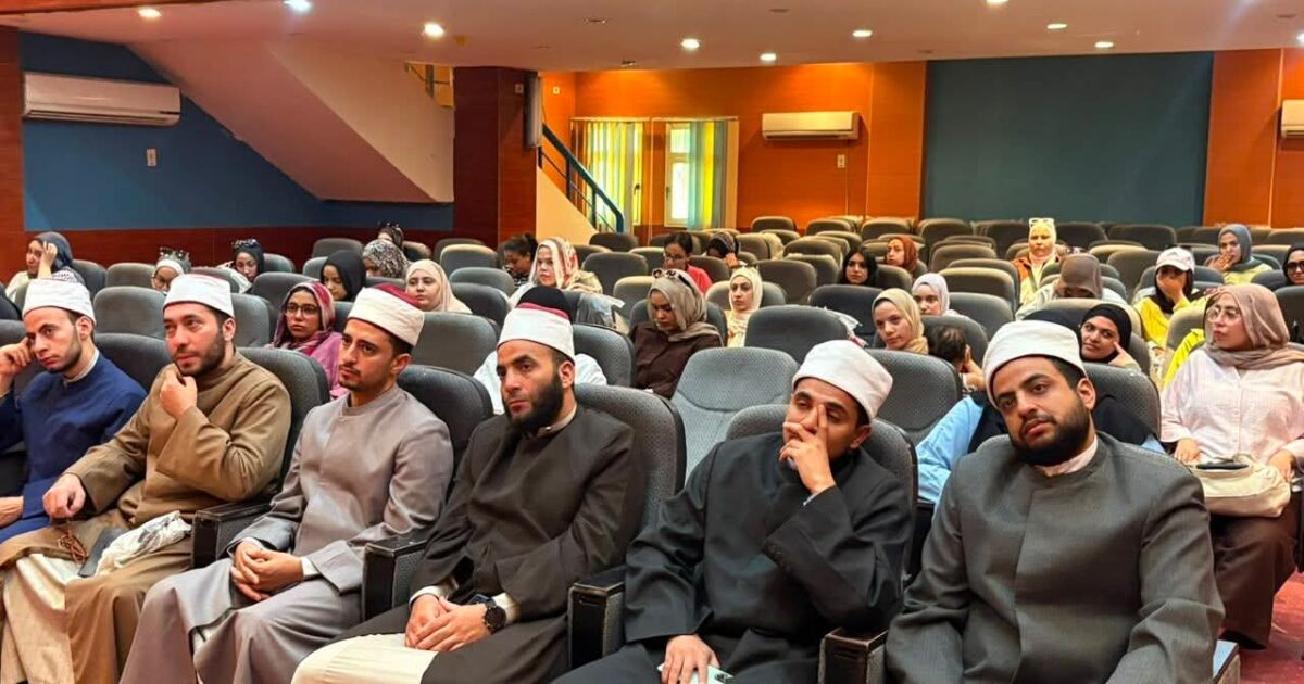 ندوة " نشر ثقافة العمل التطوعي بين الشباب وزيادة الوعى بالبيئة" بمجمع إعلام السويس