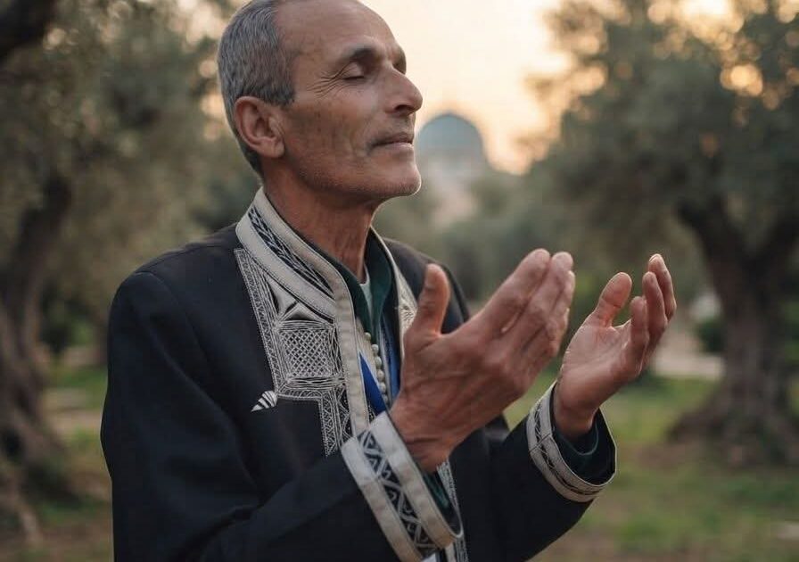 أرفع يدي إلى السماء...