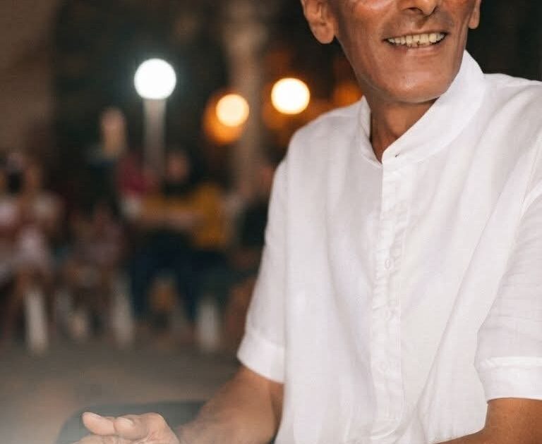 " ليس الفتى الذي قال : قد كان أبي ... بل ها أنا ذا " 
