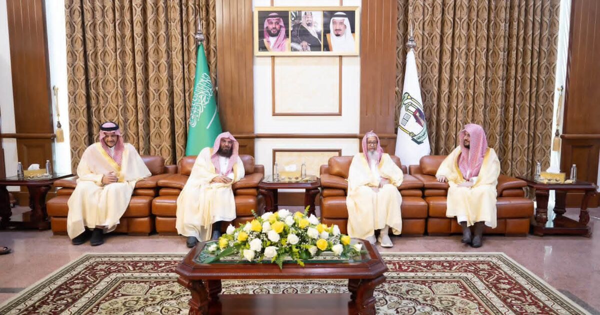 معالي رئيس الشؤون الدينية يزور سماحة مفتي عام المملكة.. وسماحته يشيد بجهود الرئاسة في خدمة قاصدي الحرمين الشريفين وتعزيز رسالتها العلمية