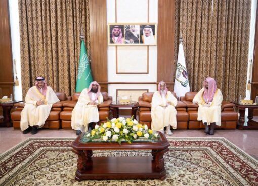 معالي رئيس الشؤون الدينية يزور سماحة مفتي عام المملكة.. وسماحته يشيد بجهود الرئاسة في خدمة قاصدي الحرمين الشريفين وتعزيز رسالتها العلمية