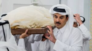 آلاف القطريون يودعون باني قطر الحديثة الأمير الوالد الشيخ حمد بن خليفة آل ثاني .