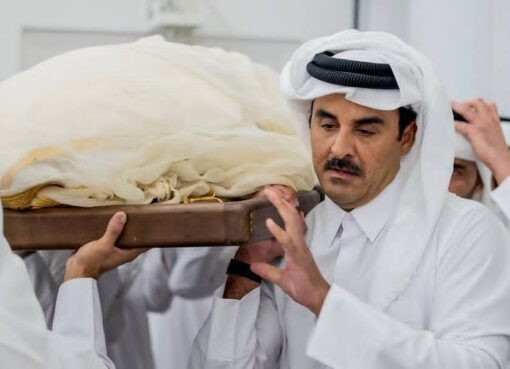 آلاف القطريون يودعون باني قطر الحديثة الأمير الوالد الشيخ حمد بن خليفة آل ثاني .