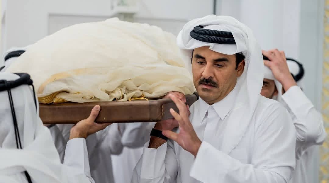 آلاف القطريون يودعون باني قطر الحديثة الأمير الوالد الشيخ حمد بن خليفة آل ثاني .