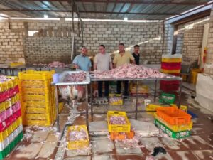 الجيزة تضبط 60 طنًا من مقطعات الدواجن والمخللات الفاسدة خلال حملات تموينية علي المحال والأسواق