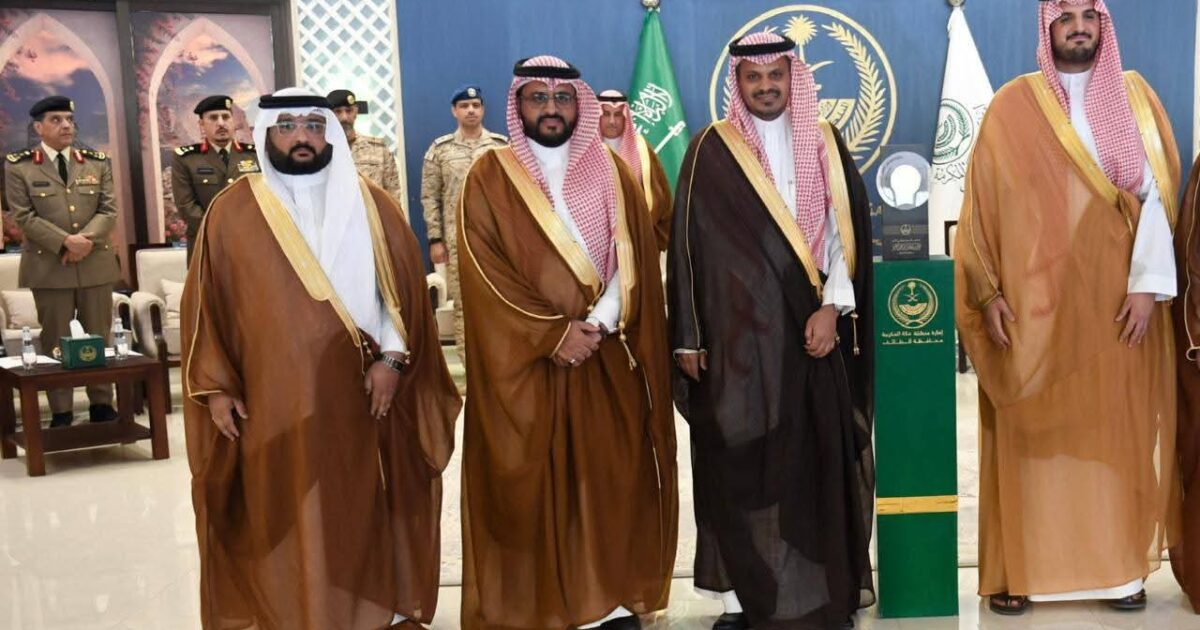 محافظ الطائف يتوج جمعية الطائف الخضراء بجائزة المبادرات المجتمعية 2025