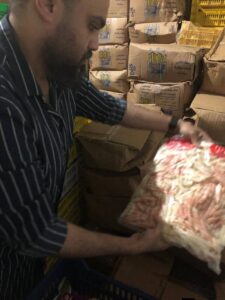 ضبط طن من المنتجات الغذائية منتهية الصلاحية ببنها